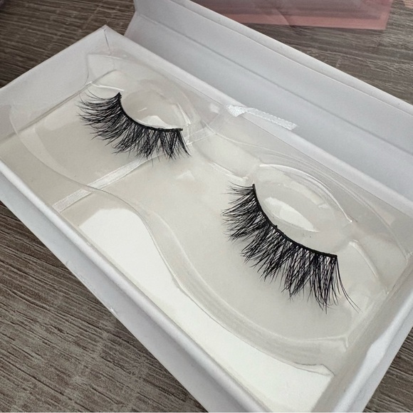 Lilly Lashes Black Wispy Lite Mink Lashes - Luxe - Picture 11 of 11